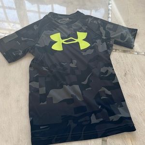 Under Armour boys t-shirt. In great condition.